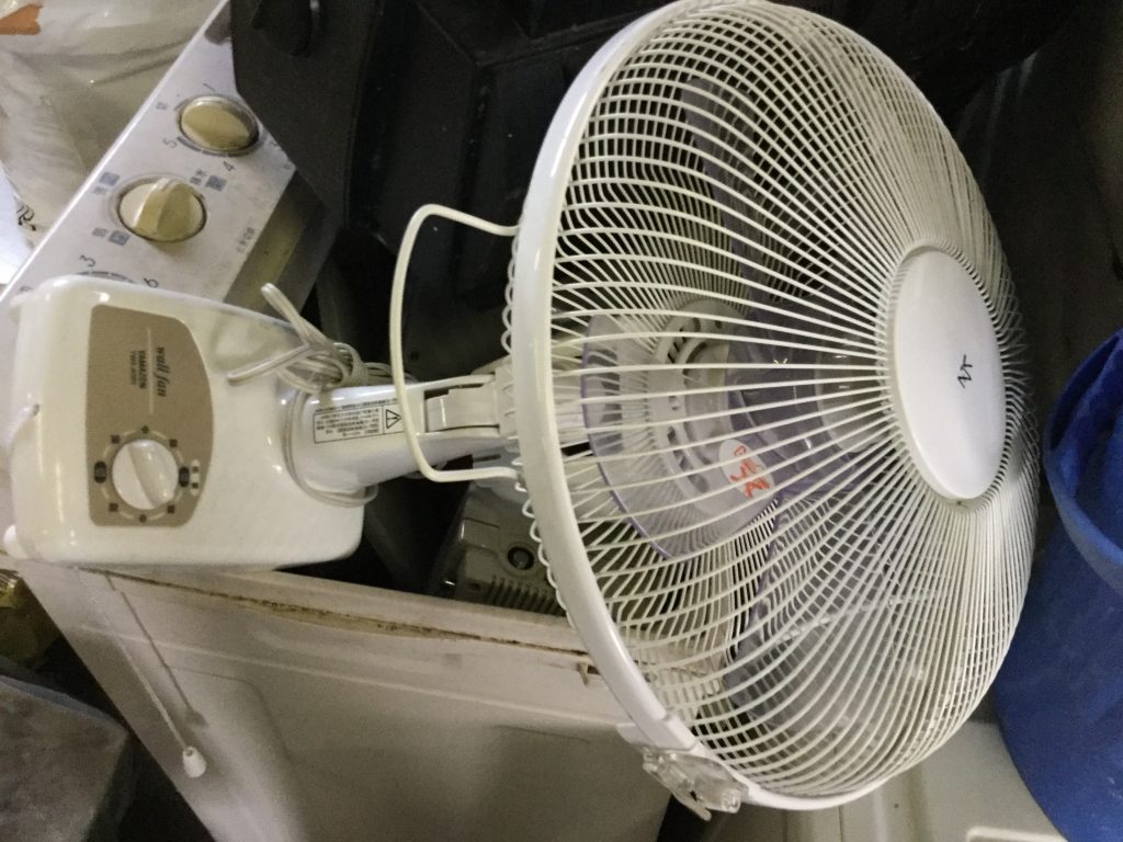岡山市南区あけぼの町付近で回収した扇風機です。