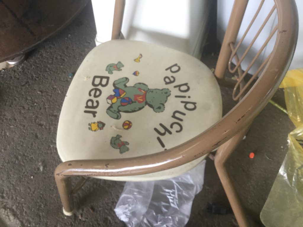 子供用椅子です。