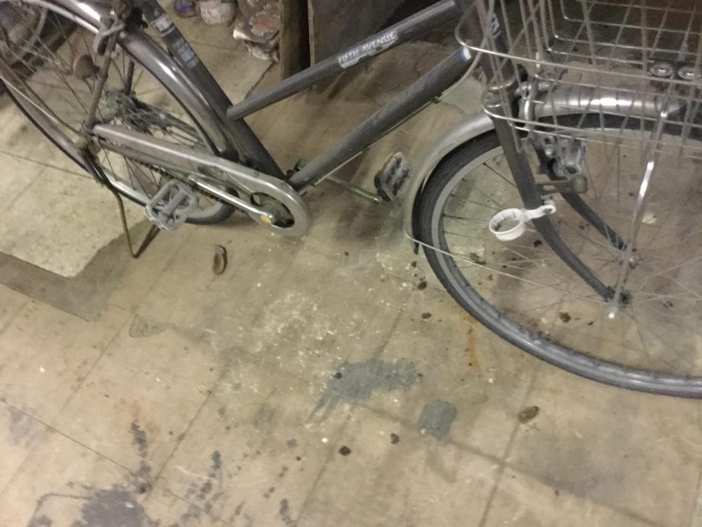銀色の自転車です。