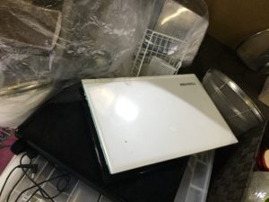 井原市江原町での不用品回収、粗大ゴミの片付け回収したノートパソコン
