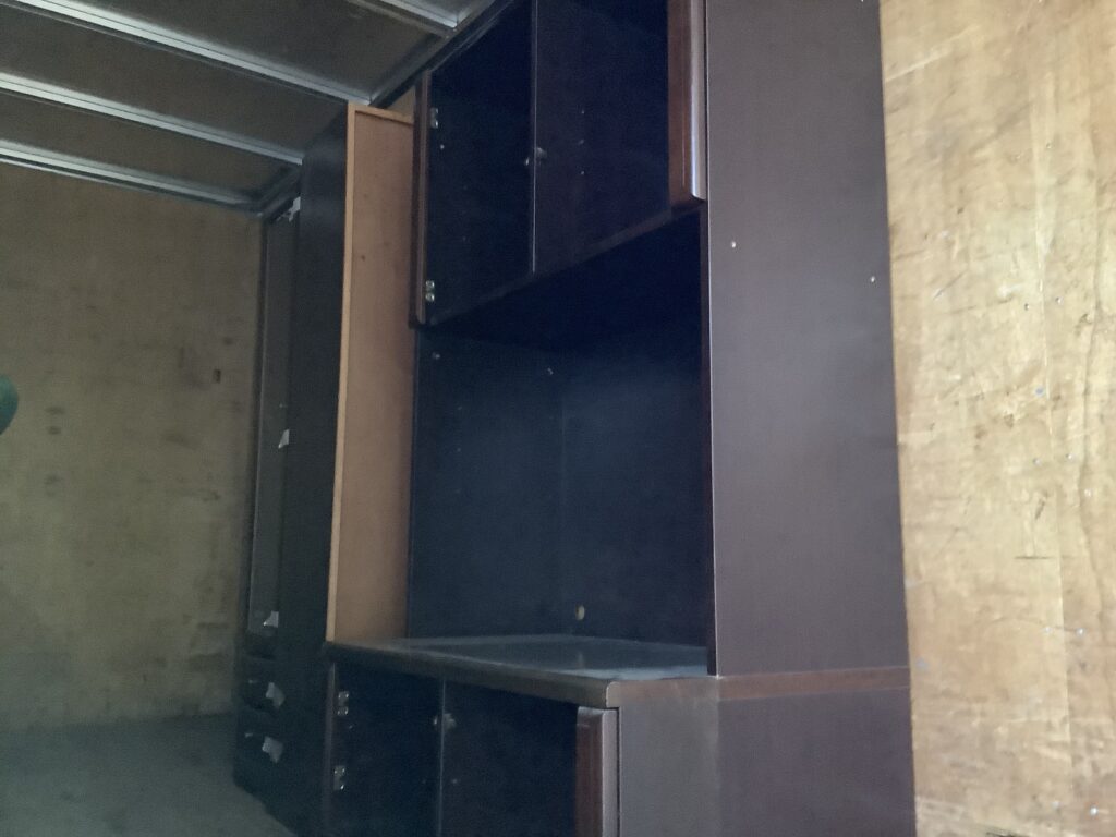 岡山市内で回収した食器棚