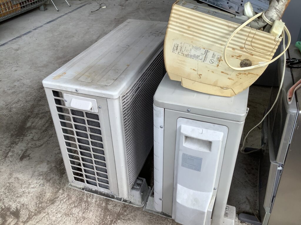 岡山市新屋敷で回収したエアコン二台