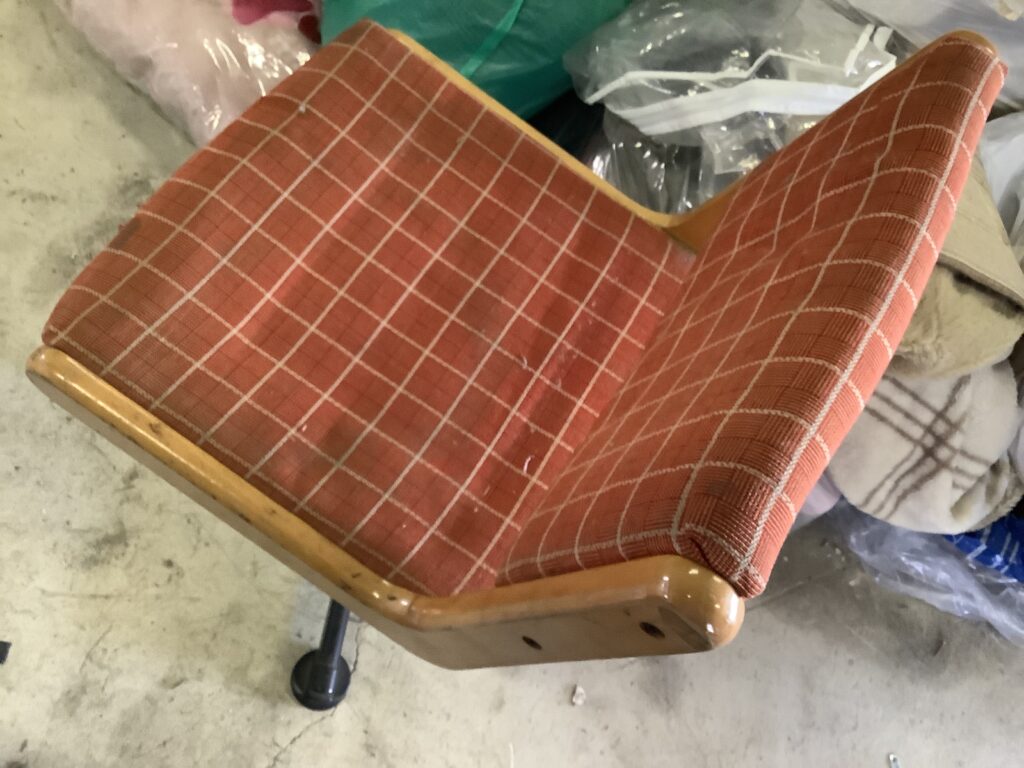 岡山市北区辰巳で回収した椅子
