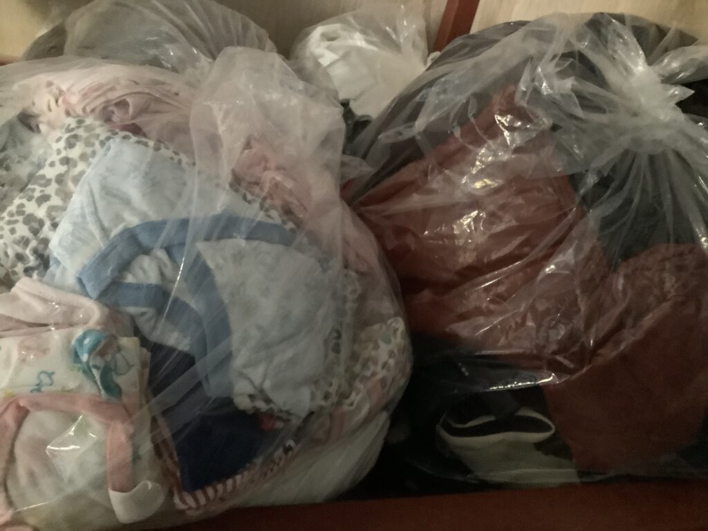 岡山市北区今保で回収した袋詰めした衣類