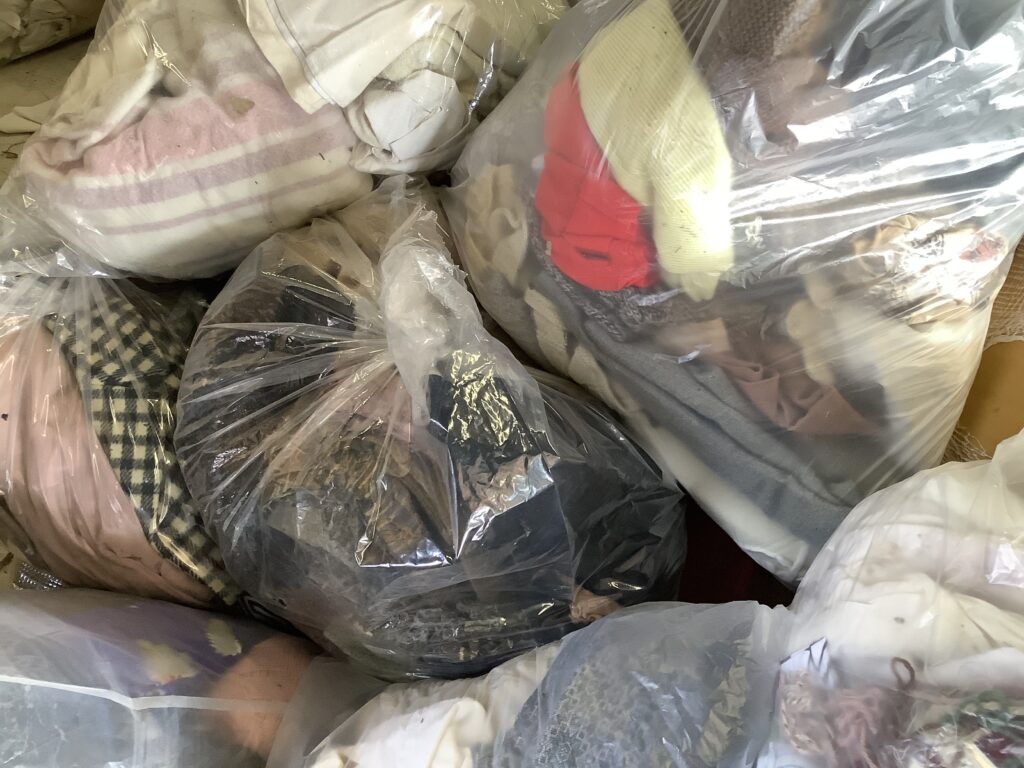 岡山市南区浦安本町で回収した袋詰めした衣類