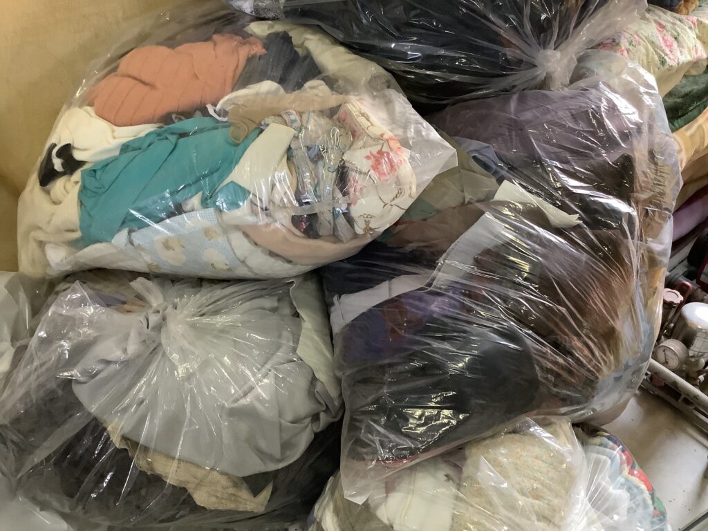 岡山市南区新保で回収した袋詰めした大量の衣類