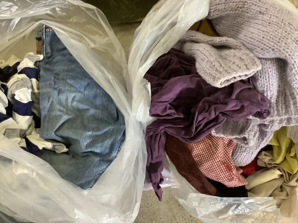 岡山市南区新保で回収した袋詰めした衣類