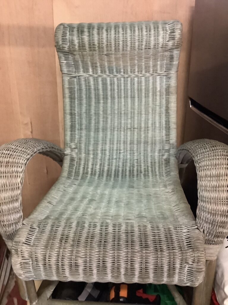 岡山市中区平井で回収した籐の椅子