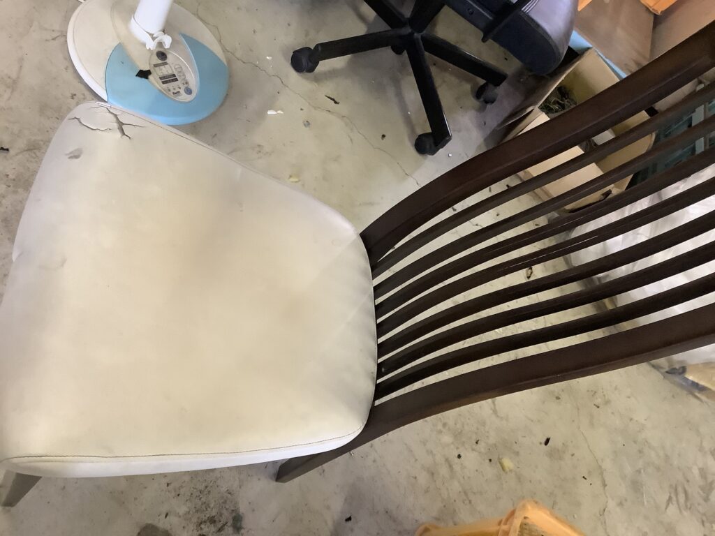 岡山市南区当新田で回収した椅子