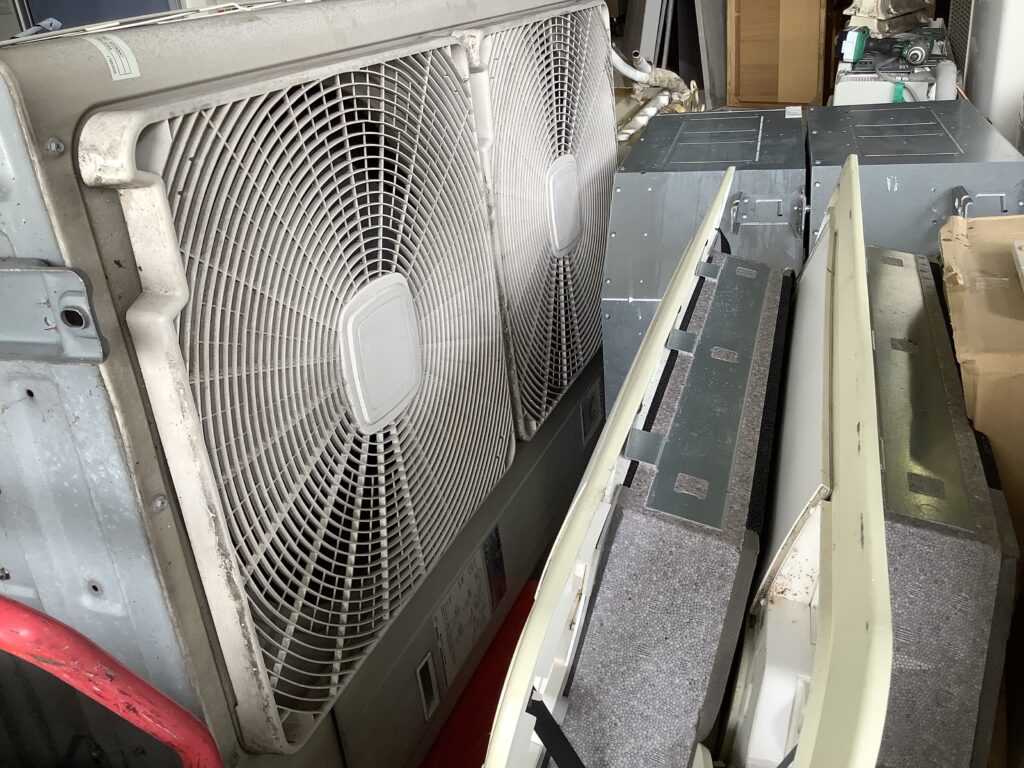 岡山市南区新保で回収した業務用エアコン