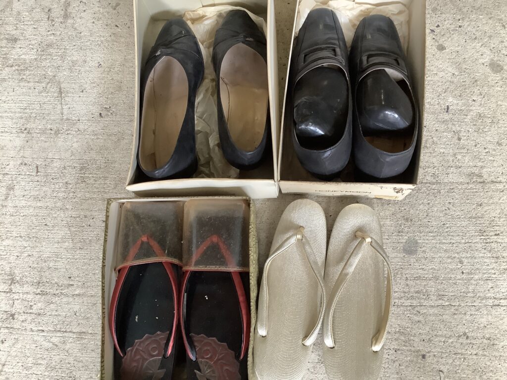岡山市中区浜で回収した靴と草履