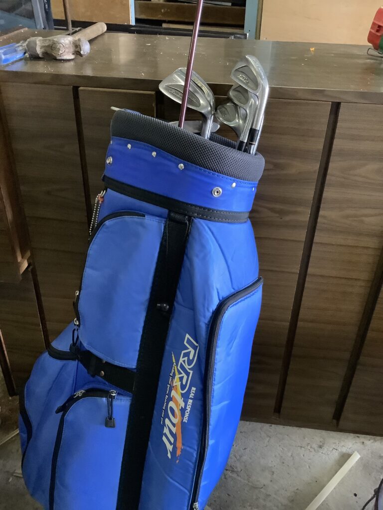 岡山市北区野田屋町で回収したゴルフクラブとバッグ