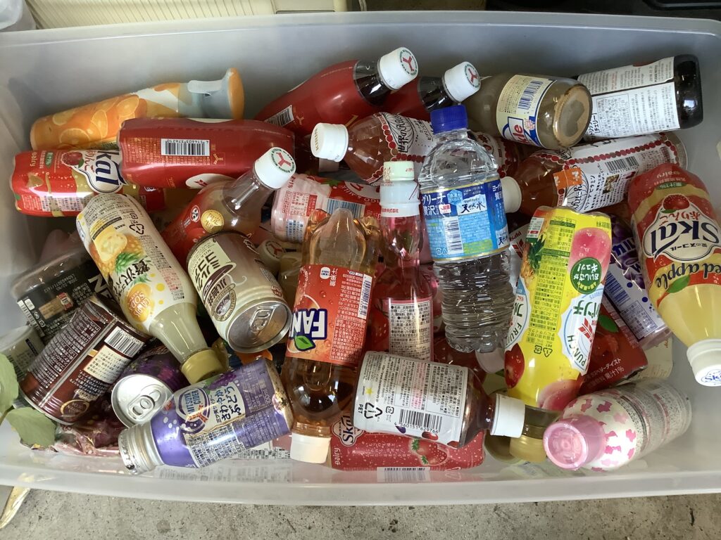 岡山市東区西大寺で回収した放置された大量の飲み物