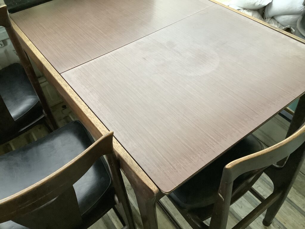 岡山市中区門田本町で回収したテーブルと椅子