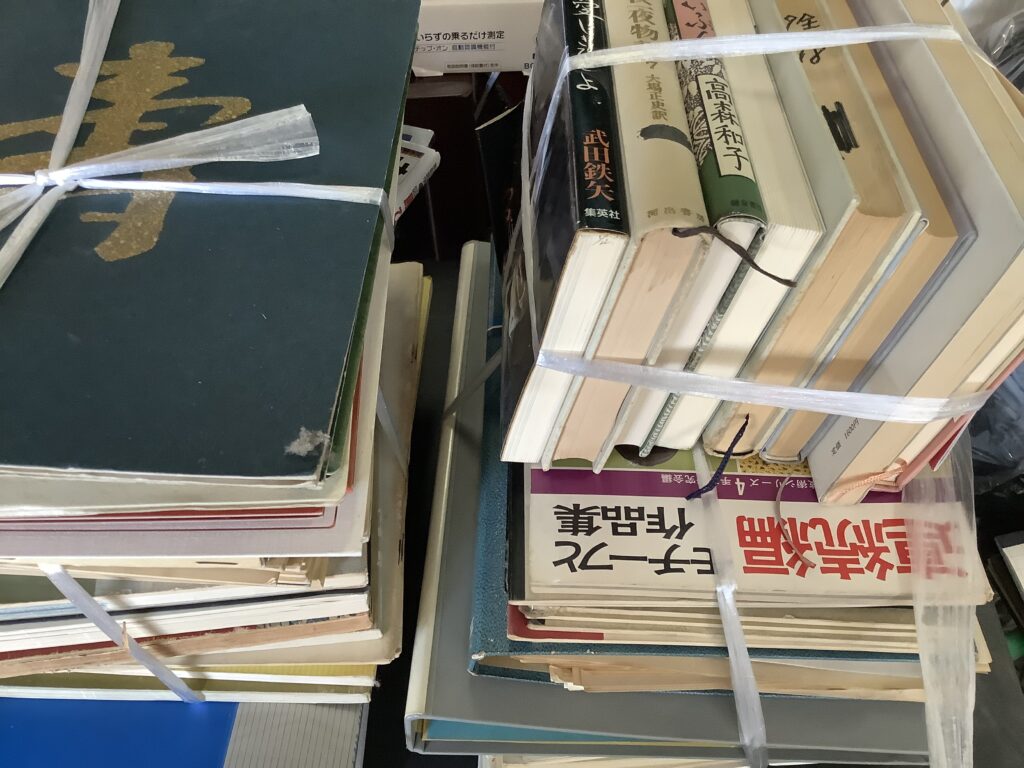 岡山市中区原尾島で回収した大量の本