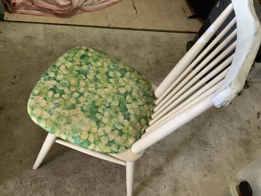 岡山市北区駅元町で回収した椅子