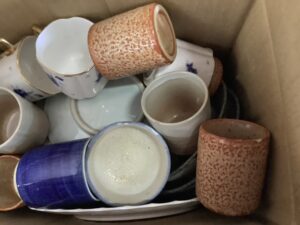 真庭市で食器の引き取りから処分までさせて頂きました。