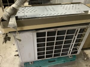 岡山市北区でエアコン取り外しからエアコン処分までさせて頂きました。