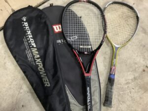 井原市出部で回収処分した不用品のテニスラケット