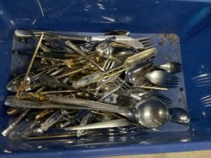 里庄町で食器の引き取りから処分までさせて頂きました。