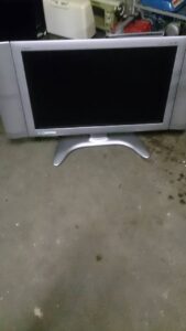 新見市西方で回収したテレビ