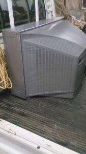 新見市土橋で回収したテレビ