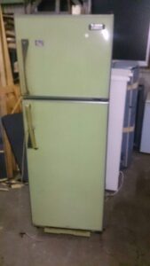 新見市土橋で回収した冷蔵庫